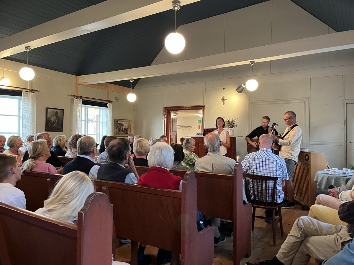 Samling i missionshuset med musik